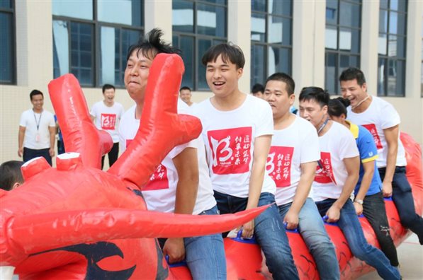 平時威風四面的飛龍，今天有點萌萌噠呢！