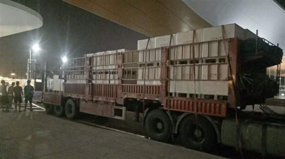 ▲加班加點，連夜運貨卸貨